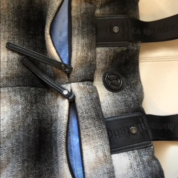 Lululemon
Gym Black / White Wool Messenger Bag - Picture 2 of 2
